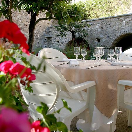 Logis Hotel Restaurant Les Geraniums Le Barroux Exterior photo