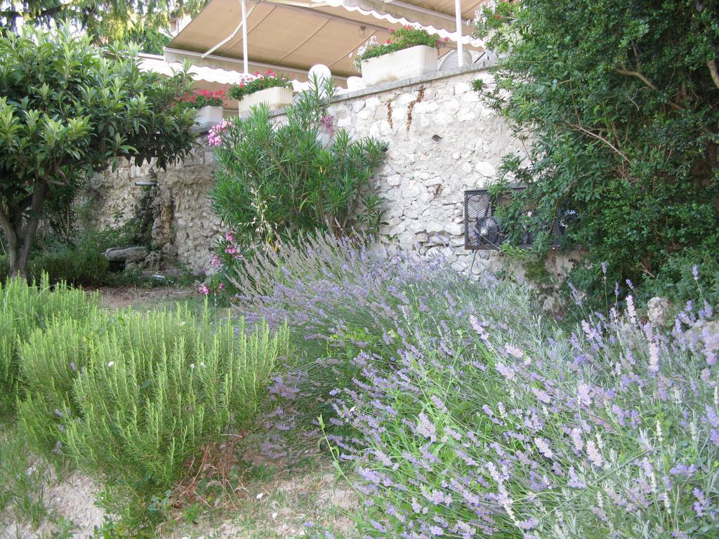 Logis Hotel Restaurant Les Geraniums Le Barroux Exterior photo