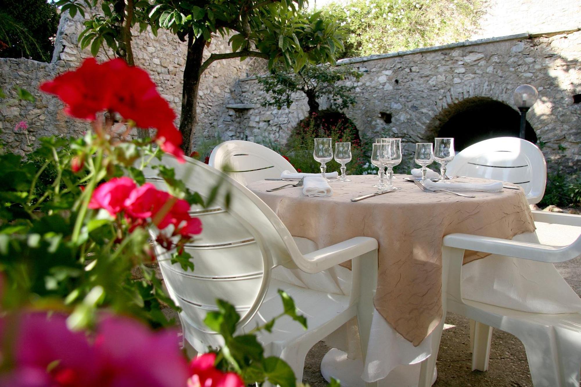 Logis Hotel Restaurant Les Geraniums Le Barroux Exterior photo