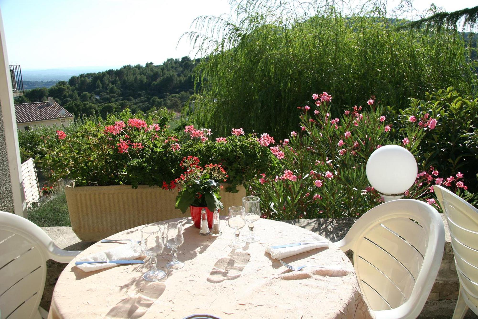 Logis Hotel Restaurant Les Geraniums Le Barroux Exterior photo