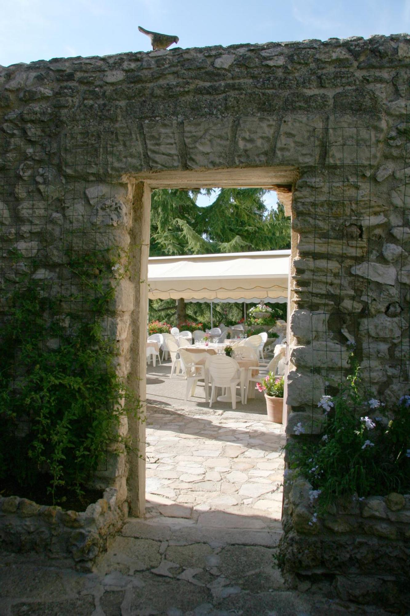 Logis Hotel Restaurant Les Geraniums Le Barroux Exterior photo