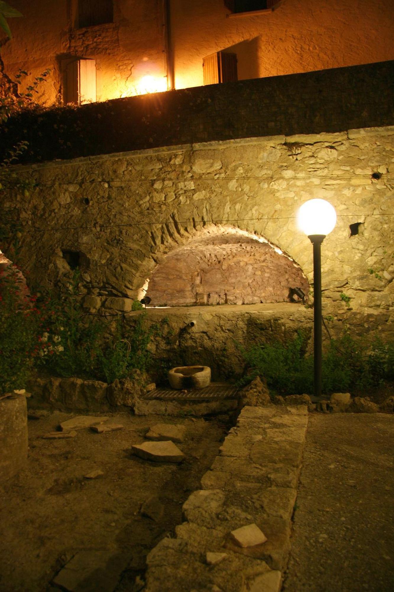 Logis Hotel Restaurant Les Geraniums Le Barroux Exterior photo